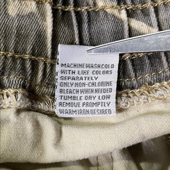 Women's Camouflage Cargo Ankle Pants - Green Beige Camo size 13 - Picture 13 of 13
